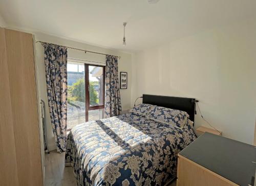 1 dormitorio con cama y ventana en The Nook Oranmore Holiday Home en Oranmore