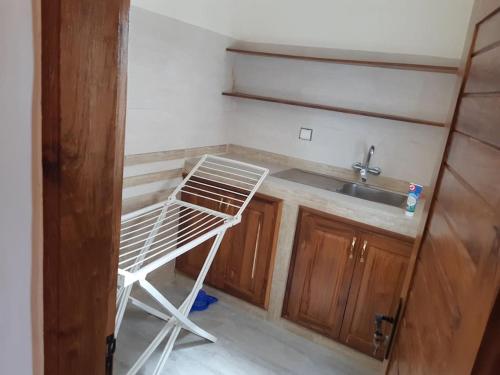 una pequeña cocina con fregadero y encimera en Appartement entier proche de la plage Yoff BCEAO A2, en Dakar