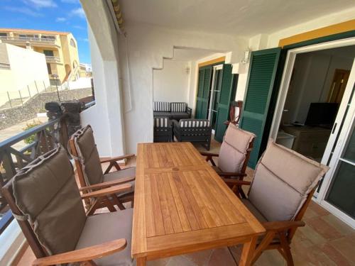 Balkoni atau teres di Rocas del Mar with heated Pool and double Terrace