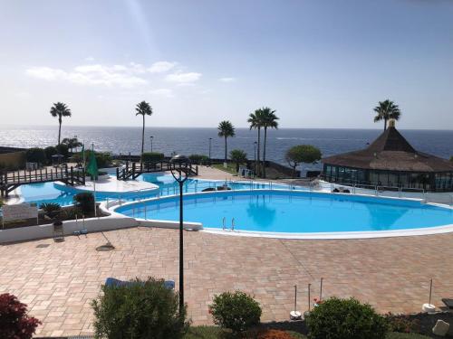 Kolam renang di atau dekat dengan Rocas del Mar with heated Pool and double Terrace