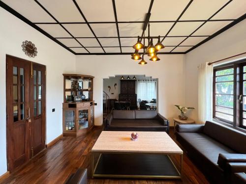 Posezení v ubytování Kings Palace Nuwara Eliya