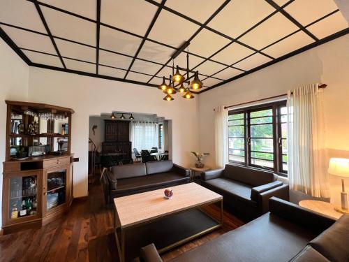 Posezení v ubytování Kings Palace Nuwara Eliya