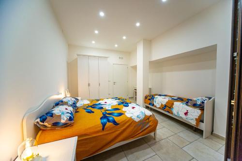 1 Schlafzimmer mit 2 Betten in einem Zimmer in der Unterkunft Irpinia BikeHouse in Montella