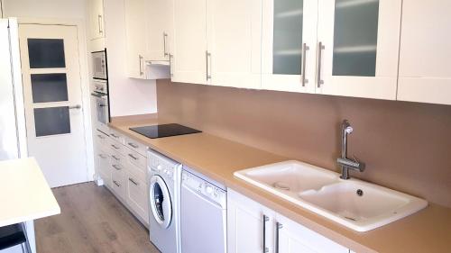 Kuchyň nebo kuchyňský kout v ubytování MSJ80 Moderno Bajo Marina Sant Jordi