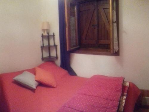 - une chambre avec un lit rouge et un miroir dans l'établissement Appartement 2 pièces pour 4 pers, exposé sud, proche télésiège et commodités, balcon, parking - FR-1-263-139, à Valloire