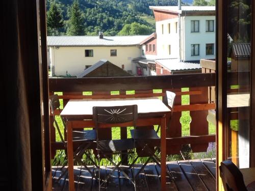 une table sur un balcon avec vue sur une ville dans l'établissement Appartement 2 pièces pour 4 pers, exposé sud, proche télésiège et commodités, balcon, parking - FR-1-263-139, à Valloire