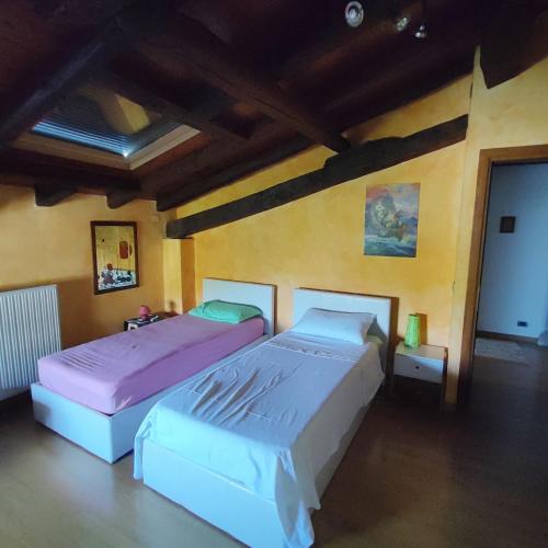 um quarto com duas camas num quarto em Casa Zanier Cigolotti Aviano em San Martino