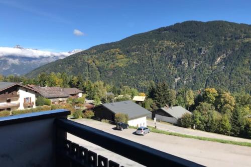 Mezzanine studio with balcony ski-in ski-out chairlift 5 mins walk