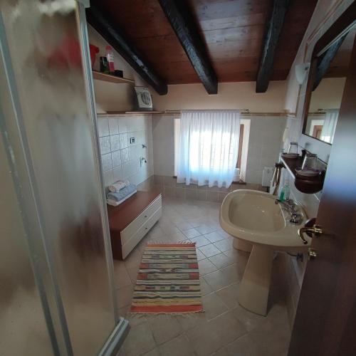 uma casa de banho com um lavatório, um WC e um lavatório. em Casa Zanier Cigolotti Aviano em San Martino