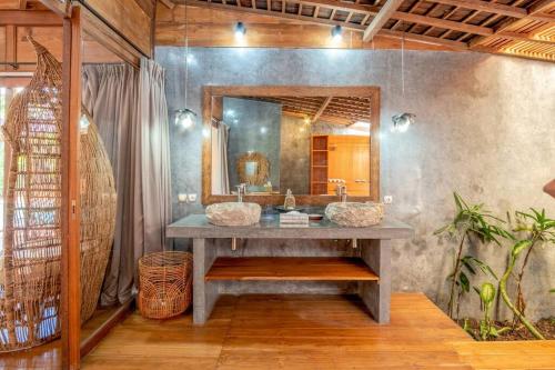 baño con 2 lavabos y espejo grande en Secret River Villa - Luxury Villa 5 Bedrooms - Kerobokan - Canggu en Kerobokan