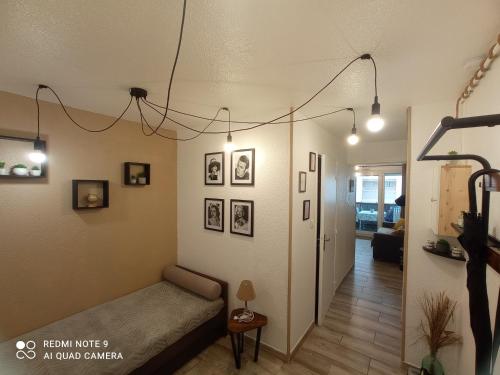 une chambre avec un lit et un salon dans l'établissement studio climatisé, 50 m de la prom, Wifi, à Nice
