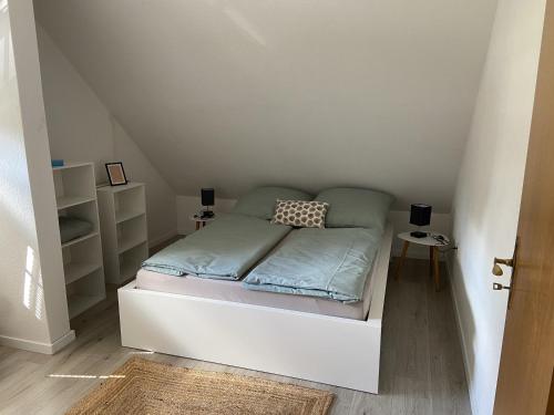 a small bedroom with a bed in a attic at Ferienwohnung Strackholt in Großefehn 