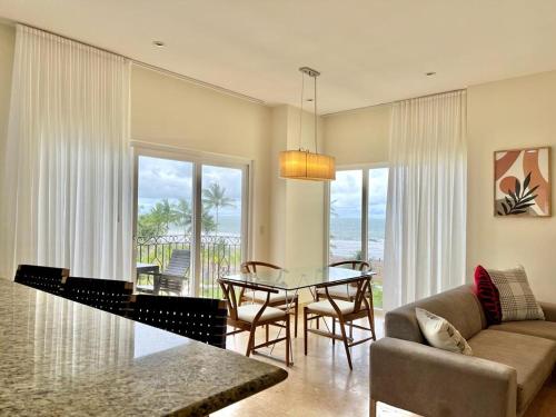 OCEAN VIEWS CONDO WIFI FREE PARKING Super comfortable very close to the beach