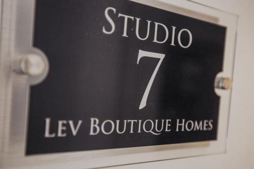 ein schwarzes Schild mit der Nummer drauf. in der Unterkunft St Marys Studios-Free Street Parking in Liverpool