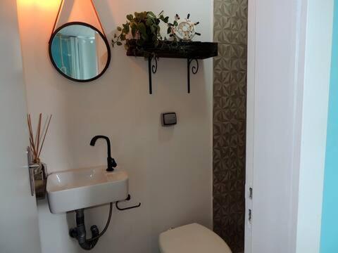 Een badkamer bij Stúdio inteiro em casa familiar-ar cond próx praia