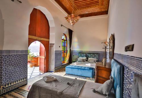 een slaapkamer met een bed en een bad in een kamer bij Riad Dar Jeanne in Fès