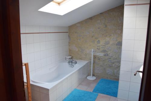 een badkamer met een bad en een wastafel bij Gite de Micouleau in Nérac