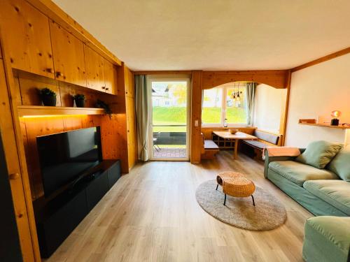 Televízia a/alebo spoločenská miestnosť v ubytovaní Wellness-Apartment Seefeld and Chill SPA im Zentrum mit Pool, Sauna und Netflix for free