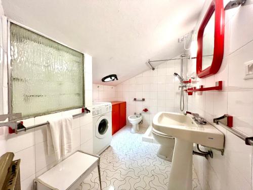 A bathroom at SIXTIES SUN & SEA MONTEROSSO