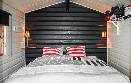 Postel nebo postele na pokoji v ubytování 3 Bedroom Stunning Home In Ronneby