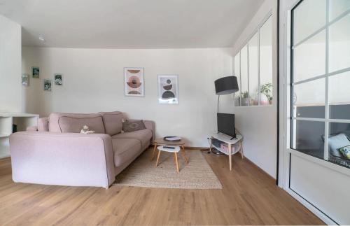 sala de estar con sofá y mesa en Résidence Epinat - Appartements centre & parking, en Vichy