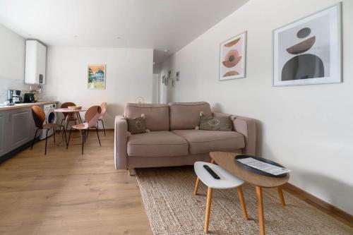 salon z kanapą i stołem w obiekcie Résidence Epinat - Appartements centre & parking w mieście Vichy