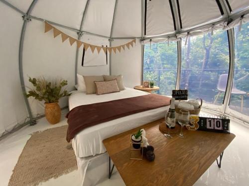 1 dormitorio con 1 cama grande en una tienda de campaña en Eco Lung Hotel, en Montezuma