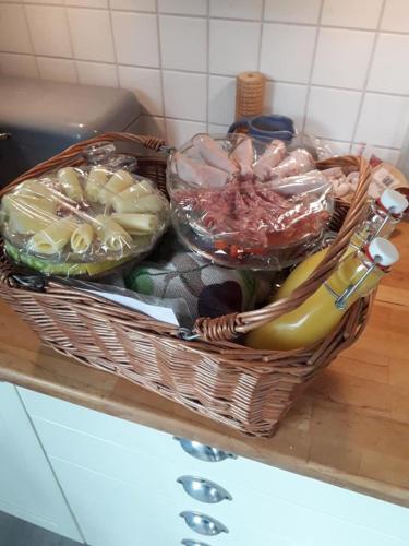 a basket of food on top of a counter at Nyhagens trädgård och B&B in Berghem