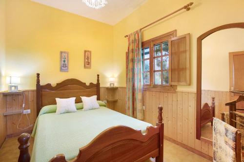 a bedroom with a bed and a window at Finca Imoses Bailon in Santa Cruz de Tenerife