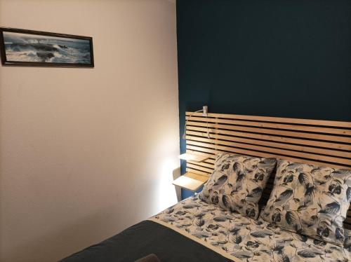 una camera con un letto e una foto appesa al muro di Ty Moutik a Plougonvelin