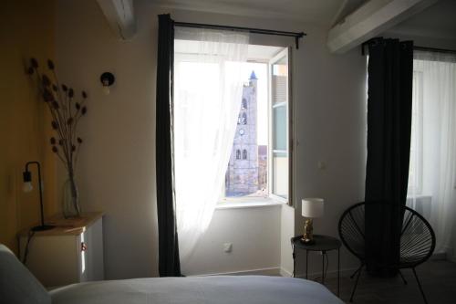 a bedroom with a bed and a window at Jungle in Gannat