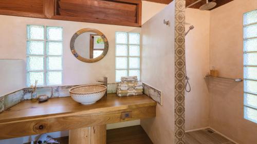ein Bad mit einem Waschbecken und einem Spiegel in der Unterkunft Jasmin Garden Koh Kood in Ko Kood