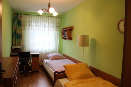 um quarto com uma cama, uma secretária e uma cadeira em Apartament Jawornik em Wisla