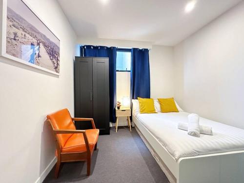 um quarto com uma cama, uma cadeira e uma janela em Central CBD One Bedroom Modern Apt Near ChinaTown em Melbourne