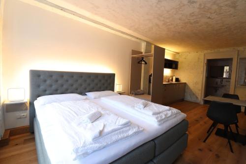 Postel nebo postele na pokoji v ubytování Das Fischer Boardinghouse KF