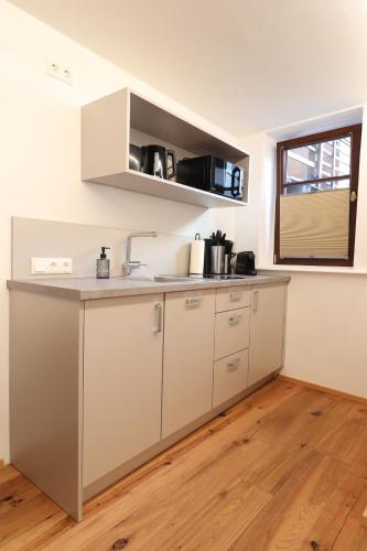Kuchyň nebo kuchyňský kout v ubytování Das Fischer Boardinghouse KF