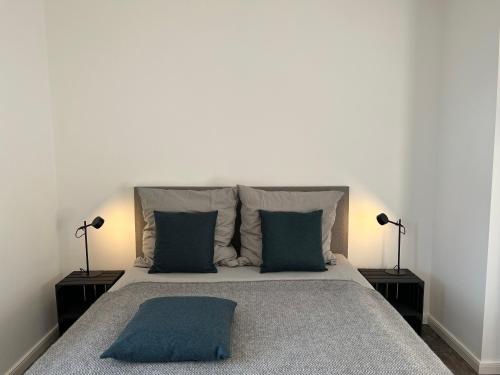 ein Schlafzimmer mit einem großen Bett mit zwei Lampen in der Unterkunft Apartmenthaus Sassnitz Zum Stadthafen Apartment 2 in Sassnitz