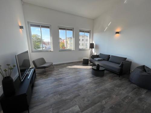 ein Wohnzimmer mit einem Sofa und einem TV in der Unterkunft Apartmenthaus Sassnitz Zum Stadthafen Apartment 10 in Sassnitz