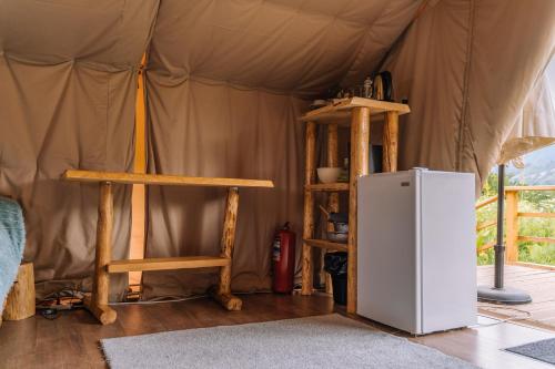 une chambre avec un réfrigérateur dans une tente dans l'établissement Гора Глэмпинг, à Besqaynar