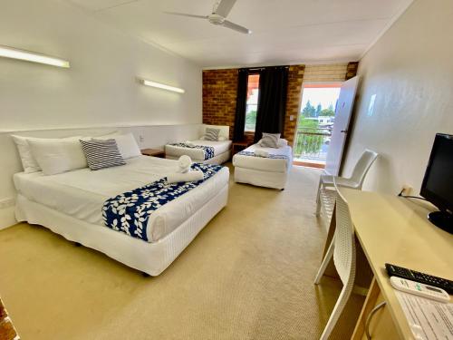 Sala de estar con 2 camas y TV en Camden Motor Inn, en Gold Coast