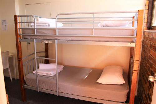 Postel nebo postele na pokoji v ubytování Camden Motor Inn