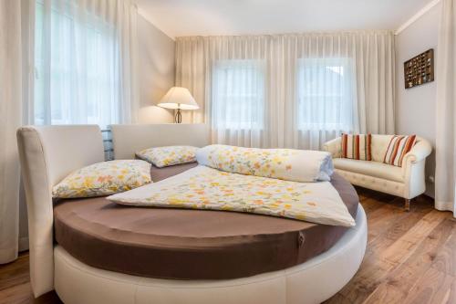 sypialnia z łóżkiem i kanapą w pokoju w obiekcie Alpen Living - 1 Stock Groß w mieście Cadipietra