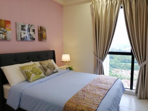 um quarto com uma cama e uma grande janela em Astetica Residences @ Seri Kembangan em Seri Kembangan