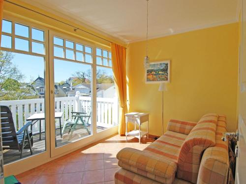 ein Wohnzimmer mit einem Sofa und einem Balkon in der Unterkunft "Villa Laetitia" - WG 15 - zentral, strandnah, 2 Balkone in Binz