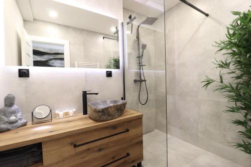 uma casa de banho com um lavatório e um chuveiro em MBV28 Apartments em Poprad