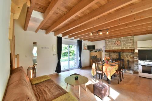 un salon avec un canapé et une table dans l'établissement Gites Mont Saint Michel 