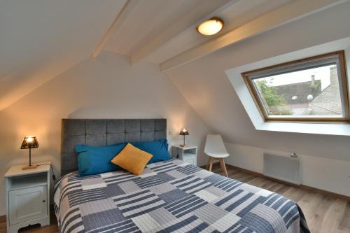 1 dormitorio con cama y ventana en Gites Mont Saint Michel "AUCOEURDELABAIE", en Sains