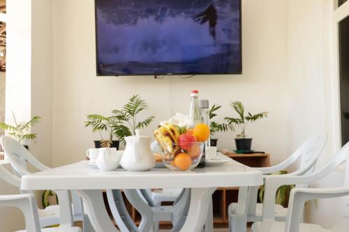 Biały stół z miską owoców w obiekcie Paradisola w mieście Fodhdhoo