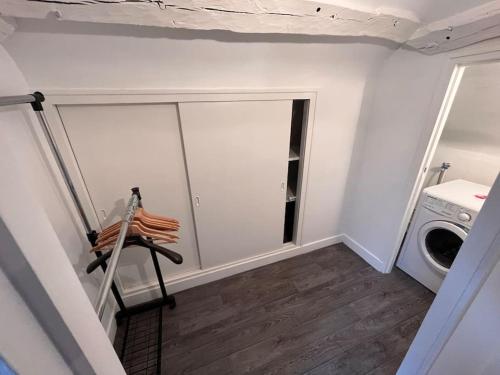 a laundry room with a washer and dryer at Appartement avec terrasse en plein cœur de Vernon in Vernon