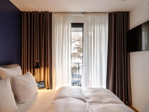 a bedroom with a bed and a large window at Boston Apartments HH in Hamburg